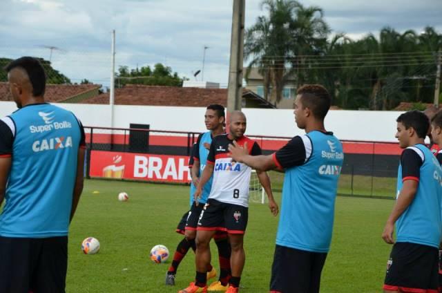 Sérgio Manoel, ao centro, acredita que Atlético-GO pode manter a boa fase no estadual contra o Goiás
