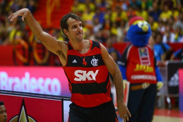Aos 39 anos, Marcelinho dominou a disputa de Três Pontos