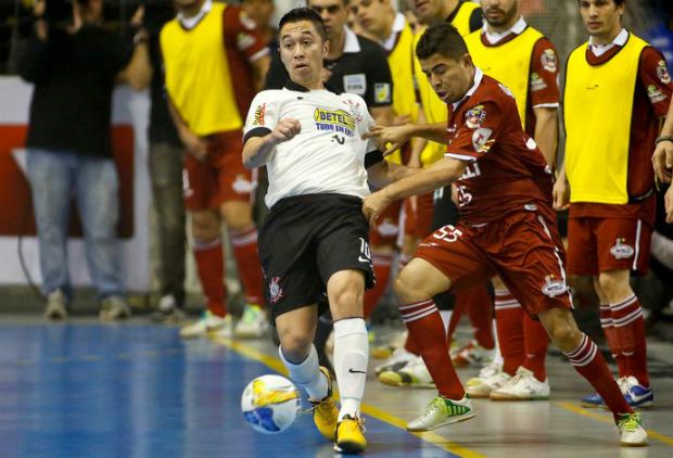 Após atuar pelo Corinthians, o veterano ala Paulinho Japonês irá defender o São Paulo em 2015(Foto:Rodrigo Coca)