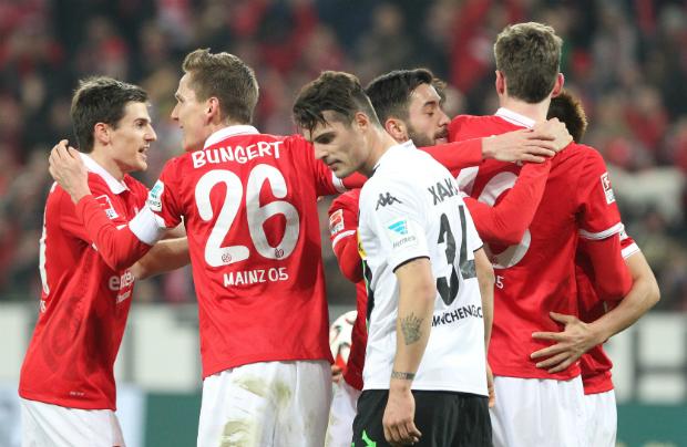 O Monchengladbach chegou a abrir 2 a 0 no placar, mas cedeu o empate nos 20 minutos finais (Foto: AFP/Daniel Roland)