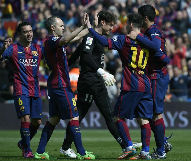 Em manhã inspirada, time do Barça não dá chances ao goleiro Cristian Álvarez, ao fundo (Foto:Lluis Gene)