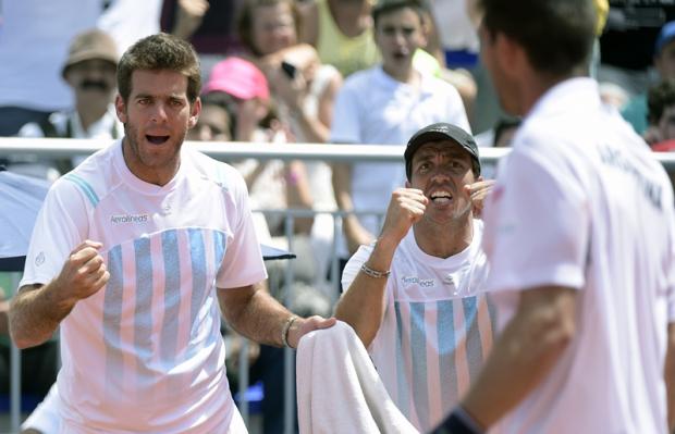 Neste fim de semana, del Potro (à esquerda) torceu pelos companheiros da equipe da Argentina na Copa Davis
