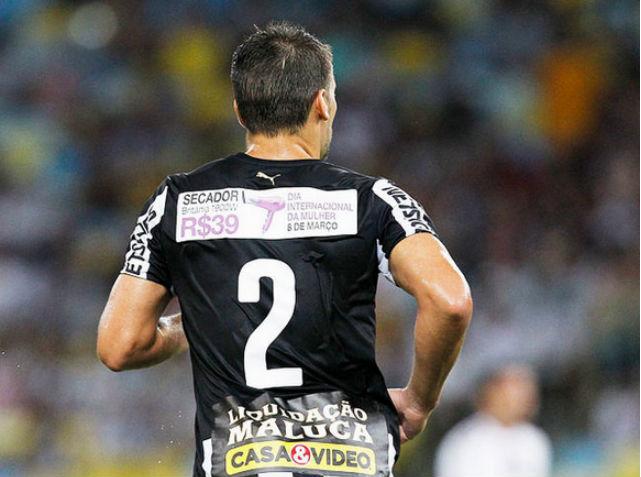 No segundo tempo, propaganda no verso da camisa anunciava secador com preço mais barato