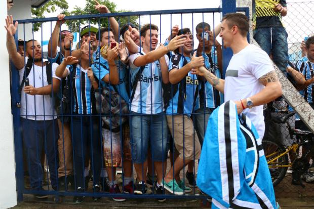 Recebido com festa, Cristian Rodríguez já é tratado como novo xodó da torcida gremista