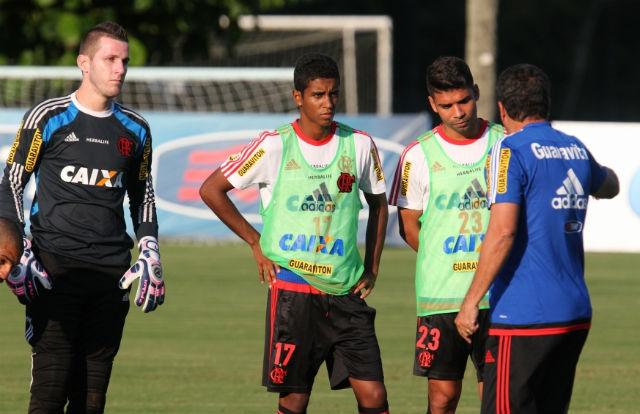 Com intenção de ajudar o Flamengo, Gabriel se mostra atento às instruções do técnico Vanderlei Luxemburgo