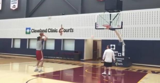 Anderson Varejão trabalhou com bola e sem bota dois meses depois de passar por cirurgia