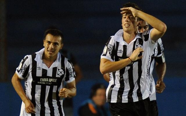 Matias Santos marcou o gol que decretou o triunfo dos Wanderers em Montevidéu (Foto: Miguel Rojo)