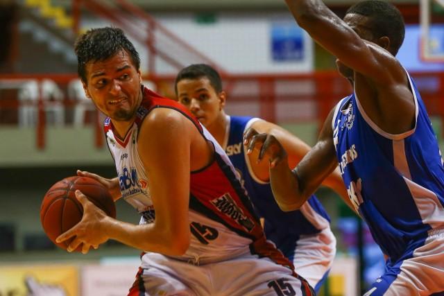O pivô Matheus liderou o triunfo do Limeira sobre o Pinheiros e ajudou a garantir a medalha de bronze