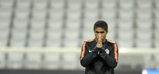 Titular com Lucescu no Shakhtar, Douglas Costa é pretendido pelo Barça, que só pode contratar em 2016 (Foto:Christof Stache)