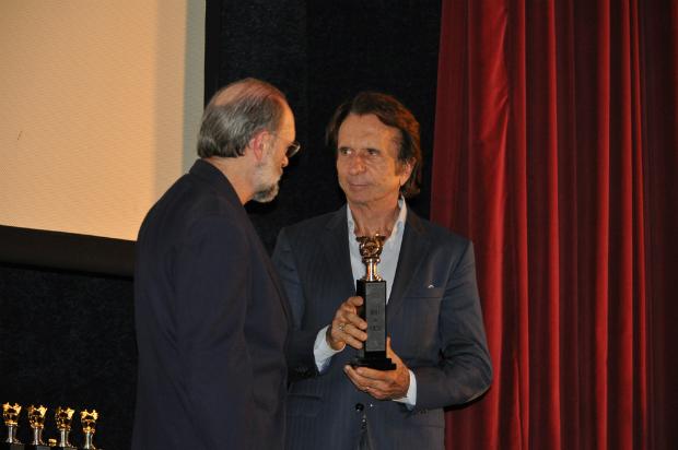 Idealizador da exposição, Paulo Solariz entrega homenagem à Emerson Fittipaldi
