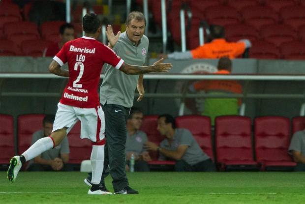 Técnico colorado gostou do que viu ao testar formação com três zagueiros e alas avançados no Inter