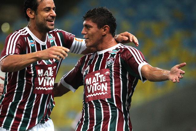O atacante Fred (esq.) recebeu o terceiro cartão amarelo na vitória sobre o Bonsucesso