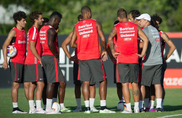 Dividido entre a disputa da Libertadores e do Gaúcho, elenco do Inter se prepara para duplo desafio
