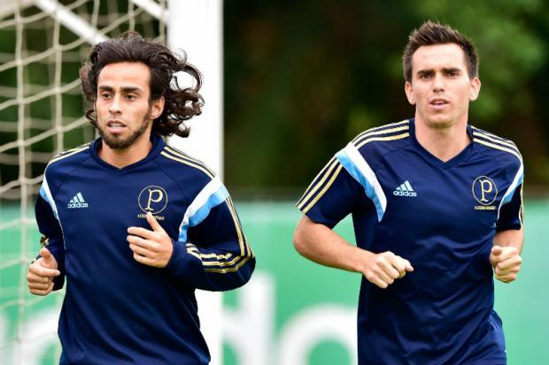 Valdivia (E) segue em trabalho de recuperação de lesão