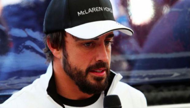 Espanhol viajou para a sede da McLaren, em Woking, para treinar em um simulador