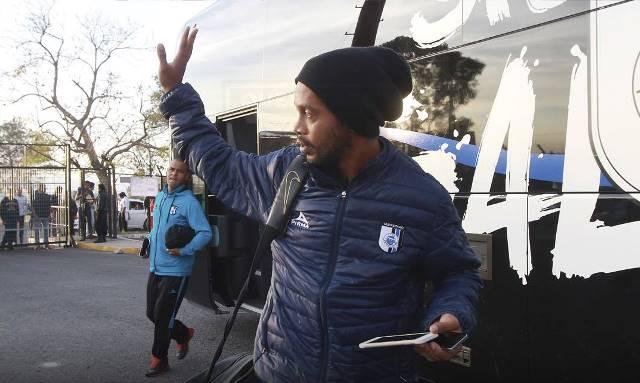 Ainda sem marcar em 2015, Ronaldinho Gaúcho foi barrado pelo treinador para o duelo contra o Toluca