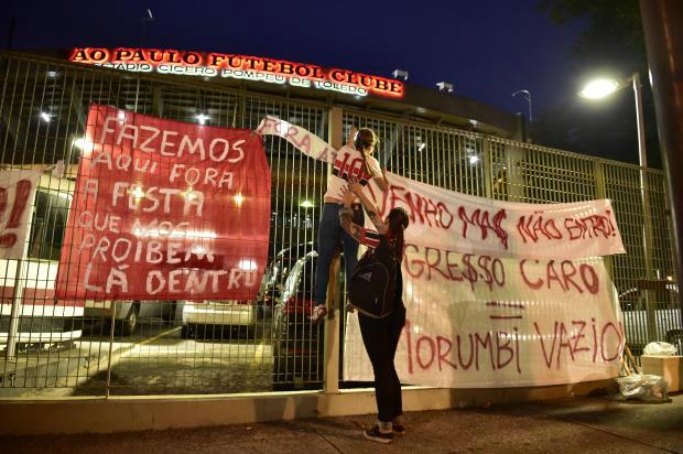 A torcida protestou contra o valor alto dos ingressos durante a partida contra o São Bento, na última quarta