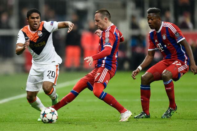 Douglas Costa (E) deseja trocar Shakhtar por Chelsea para se desafiar no futebol (Foto:Odd Andersen)