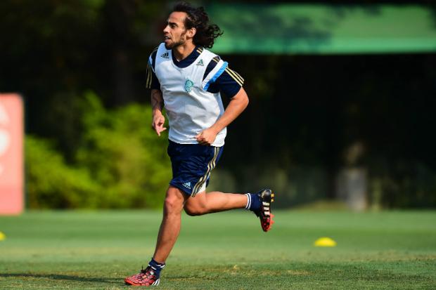 Atualmente negociando com o Cruzeiro, Valdívia não foi dispensado da seleção chilena