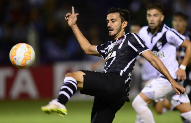 Uendel teve muitos problemas na marcação, mas o Corinthians seguiu 100% no Grupo 2