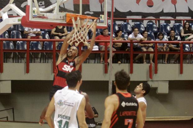 O Flamengo voltou ao NBB e manteve o tabu de nunca ter perdido do Basquete Cearense (Foto:LC Moreira)