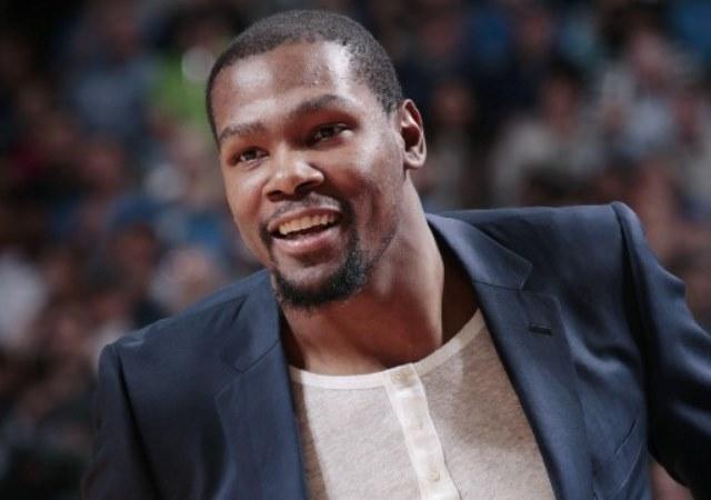 Kevin Durant, que disputou apenas 27 partidas na temporada, é afastado por tempo indeterminado