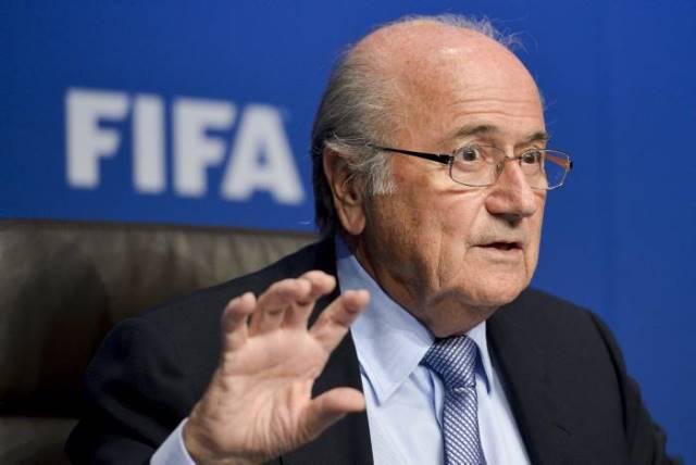 Joseph Blatter contará com o apoio de Pelé para continuar como presidente da Fifa (Foto: Fabrice Coffrini)