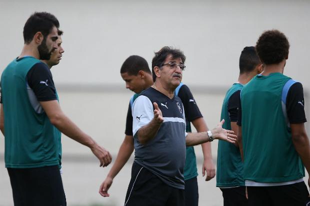 O técnico Renê Simões estuda a possibilidade de improvisar atletas nas vagas dos pendurados Gilberto e Carleto