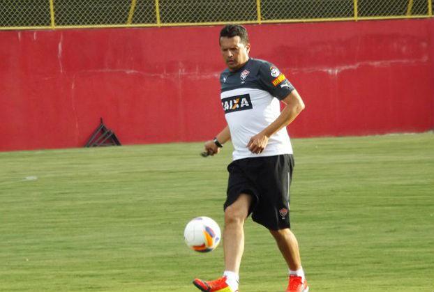 O técnico Claudinei Oliveira fez sua estreia pelo Vitória com eliminação no Campeonato Baiano