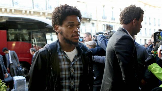 Convocado na vaga de Tardelli, Luiz Adriano já está em Paris; Gil, ao fundo, foi um dos primeiros a chegar