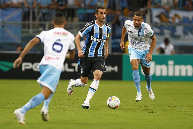 O capitão Rhodolfo acredita que o Grêmio evoluiu e vê o time no caminho certo, mas prega pés no chão