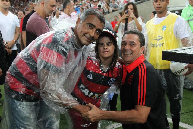 Ídolo das duas equipes, Romário entrou em campo com a filha Ivy