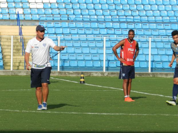 O técnico Raul Cabral pediu foco do elenco do Avaí para a luta contra o rebaixamento (Foto: André Palma Ribeiro)