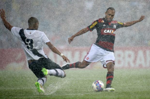 Dilúvio que caiu no Maracanã deixou poças que traíram Martín Silva e beneficiaram Alecsandro (Foto: Staff Images)