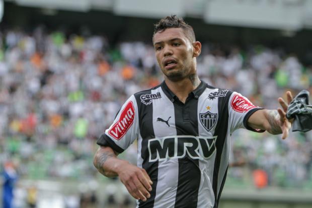 Cobrado por técnico, Carlos tenta deixar rótulo de coadjuvante de lado para marcar pela primeira vez no ano