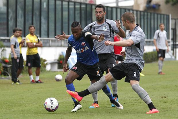 Ibson (centro) decidiu jogo-treino ao dar boa assistência para Minnesota vencer Vasco em São Januário