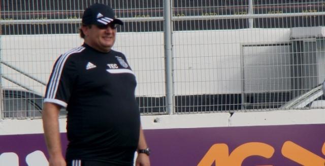 Mesmo com time na zona de classificação para a segunda fase, Guto Ferreira não está satisfeito com o elenco