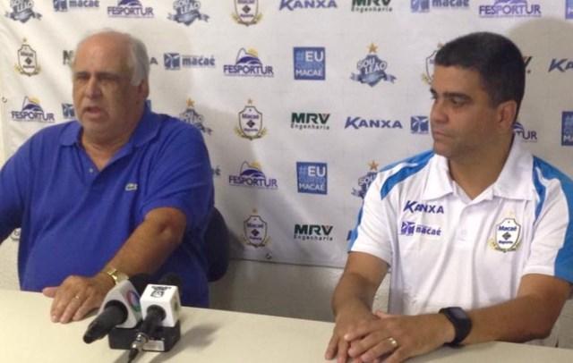 Marinho, presidente do Macaé, à esquerda, apresentou Marcelo Cabo, à direita, como novo treinador da equipe