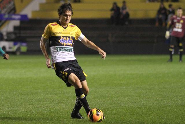 O zagueiro Matheus Ferraz, de 30 anos, foi companheiro de Ewerton Páscoa no Criciúma