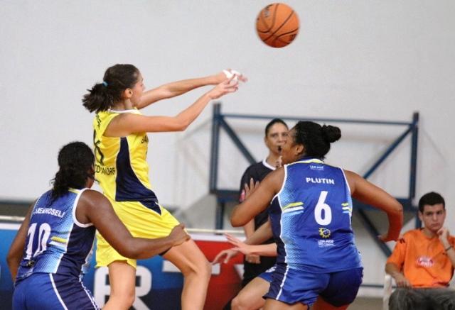 O São José. que ficou em 3º na tabela, também venceu e saiu na frente do Santo André nos playoffs