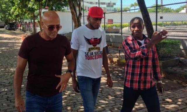 Marcelo Cirino conheceu dois dos ídolos do Flamengo e agradeceu a oportunidade à TV Fla