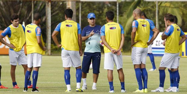 Sem treino coletivo, Marcelo Oliveira só deve divulgar a escalação minutos antes do jogo