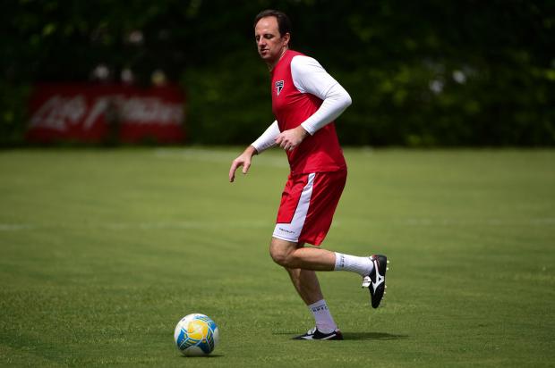 Aos 42 anos, Rogério Ceni tem contrato até agosto e volta ao estádio onde já marcou um gol