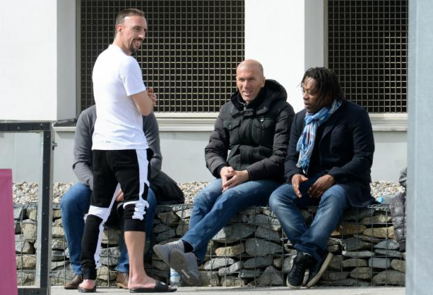 Em preparação para tornar-se treinador, Zidane tem aprendido com principais destaques da categoria (Foto: Christof Stache)