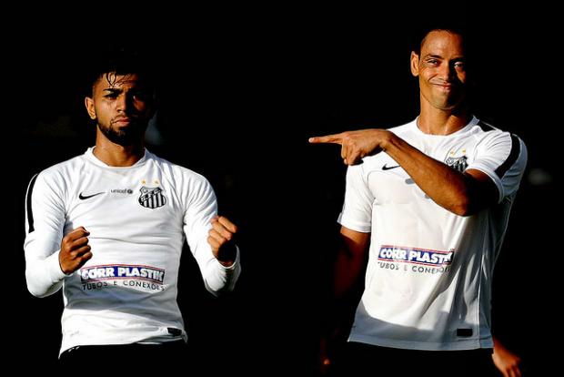 Gabriel (esq) deve ocupar a vaga de Robinho contra a Ponte Preta