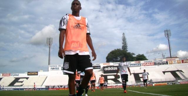 Lateral direito de origem, Jeferson deverá ser improvisado na esquerda no duelo contra o Santos