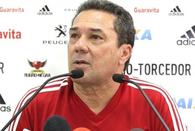 Após dirigir duras críticas à Ferj e seu presidente, Rubens Lopes, Luxemburgo foi suspenso por dois jogos