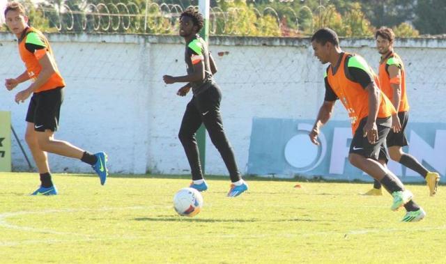 Com desfalques, o treinador Marquinhos Santos deve escalar time alternativo do Coritiba contra o Paraná