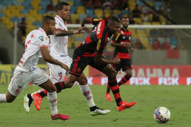 Flamengo de Marcelo Cirino sofreu com a marcação até o intervalo, mas depois se soltou para vencer por 2 a 1 (Foto: Gilvan de Souza)