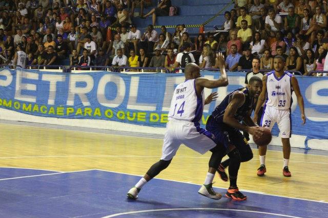 Cestinha do São José na última quarta, Baxter teve que se virar no garrafão para pontuar (Foto:Raphael Bózeo/Macaé Basquete)